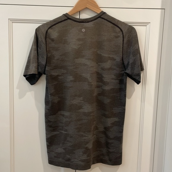 Lululemon Men’s Camo Print Short Sleeve Shirt—Great!!  Excellent Condition!! M - Picture 6 of 7